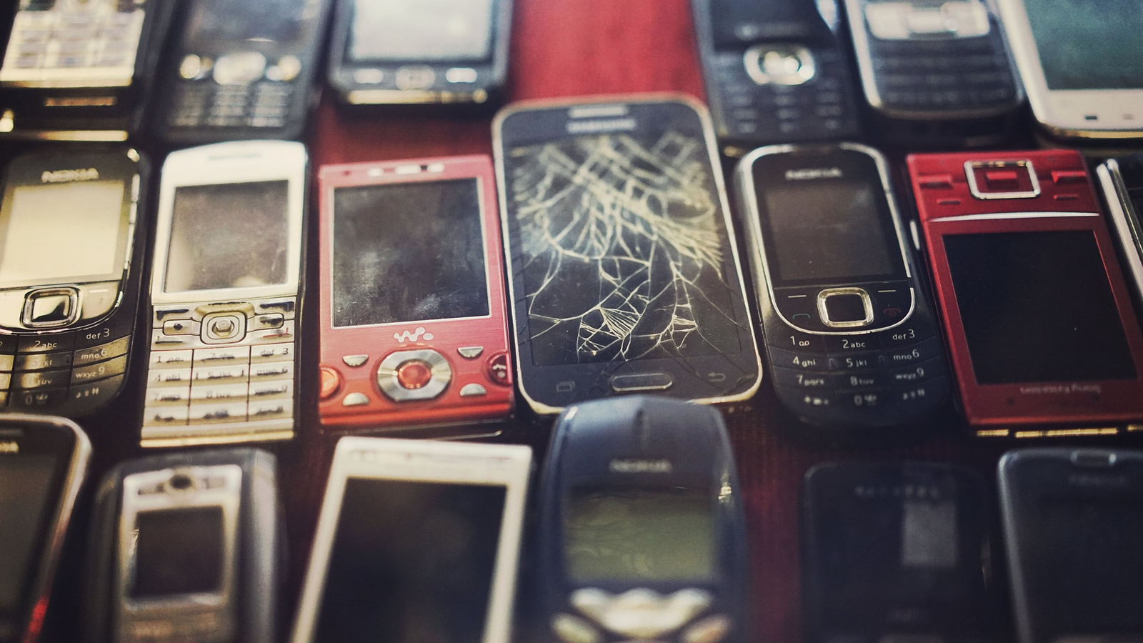 <h4>GROWING ELECTRONIC WASTE PROBLEM</h4><h5>Discarded phones, TVs, computers and other electronics (often called “e-waste”) is the nation’s fastest growing portion of the municipal waste stream.</h5><em>Pixabay.com</em>
